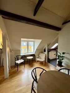 ein Wohnzimmer mit einem Tisch und Stühlen im Zimmer in der Unterkunft Urban loftleilighet in Trondheim