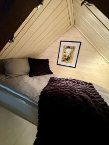Zimmer mit einem Bett im Dachgeschoss in der Unterkunft Urban loftleilighet in Trondheim