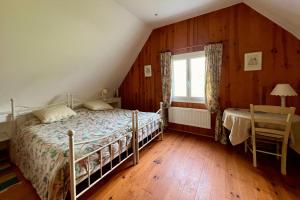 Säng eller sängar i ett rum på Maison familiale 10 p, à pied des plages de Port-Blanc