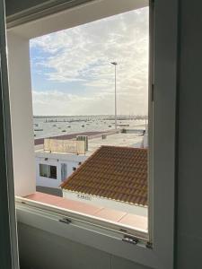 een raam in een kamer met uitzicht op een luchthaven bij capitan in El Rompido