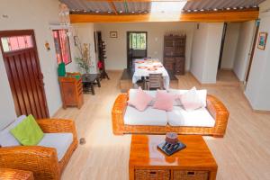 un soggiorno con 2 divani e un tavolo di Cómoda Casa de campo con excelente ubicación a Sogamoso