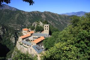 ein Gebäude an der Seite eines Berges in der Unterkunft La Cirerole in Casteil