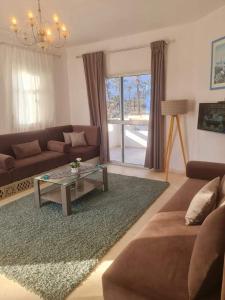 sala de estar con sofá y mesa de centro en Dar selim en Midoun
