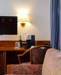 A television and/or entertainment centre at Hotel Ilbertz Garni