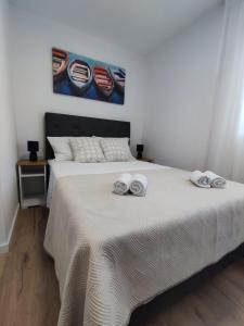 - une chambre avec un lit et 2 serviettes dans l'établissement Sunset Luxury Apartment, à Murvica