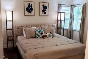 um quarto com uma cama grande e 2 almofadas em The Ave House- Private Oasis Retreat W/heated Pool em Fort Lauderdale