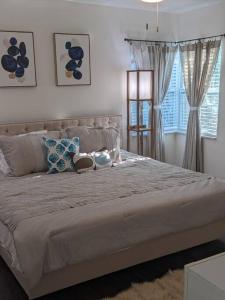 um quarto com uma cama grande e uma janela em The Ave House- Private Oasis Retreat W/heated Pool em Fort Lauderdale