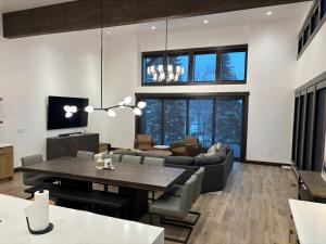 sala de estar con mesa y sofá en Whitefish Mountain Marvel Ski in Ski out- New Build, Pool Table, Hot Tub and Sleeps 19!, en Whitefish