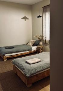 Postel nebo postele na pokoji v ubytování Stodoła pod lasem