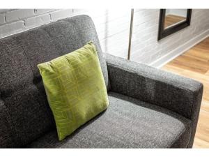 印第安纳波利斯BOLD 2BR 2BA In The Block Apartment by CozySuites!的一张灰色的沙发,上面有黄色枕头