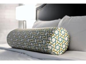 BOLD 2BR 2BA In The Block Apartment by CozySuites!客房内的一张或多张床位