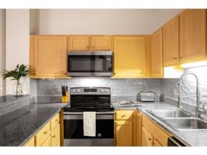 BOLD 2BR 2BA In The Block Apartment by CozySuites!的厨房或小厨房