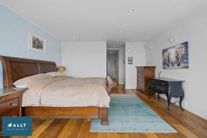 Un dormitorio con una cama, un escritorio y un piano. en Ocean House, en Njarðvík 7 fotos más