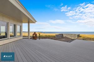 eine Veranda eines Hauses mit Meerblick in der Unterkunft Ocean House in Njarðvík