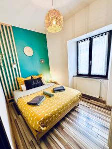 1 dormitorio con 1 cama con edredón amarillo en Gîte de la Lorelei Obernai centre Ville, en Obernai