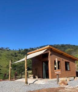 a small brick building with a roof at Refúgio Rodreipe in São Bento do Sapucaí