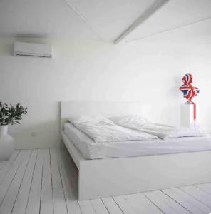 a white bedroom with a bed in a room at Whiteloft in Neuwied