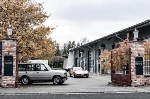 two cars parked in a parking lot next to a building at Whiteloft in Neuwied