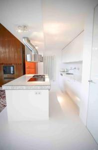 a kitchen with white counters and a white counter top at Whiteloft in Neuwied