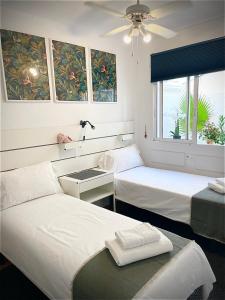 um quarto com duas camas e uma janela em Apartamento Flamingo Gran Alacant em Santa Pola