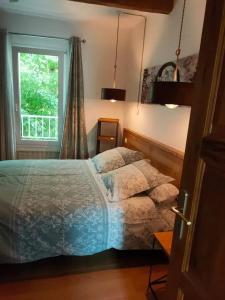 een slaapkamer met een bed en een raam bij Maison de 4 chambres avec jardin clos et wifi a Courthezon in Courthézon