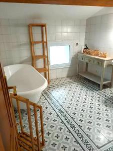 La salle de bains est pourvue d'une baignoire et de carrelage. dans l'établissement Maison de 4 chambres avec jardin clos et wifi a Courthezon, à Courthézon