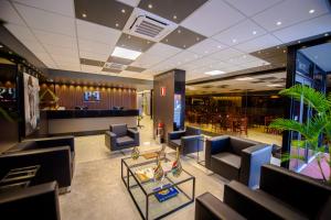 a lobby with couches and a bar in a restaurant at HOTEL GRAN PREMIUM PLAZA LTDA in Muriaé