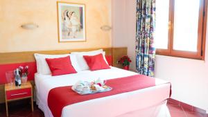 una camera da letto con un letto e un vassoio di cibo sopra di Hotel Diana a Pompei