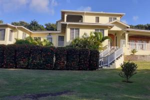 una casa grande con una valla delante en Luxury Spacious Villa with Aircon and Pool Table, en Olveston