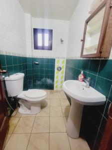 ein Bad mit einem WC und einem Waschbecken in der Unterkunft APPARTEMENT 2chambres salon ouest foire en bordure de la route in Dakar