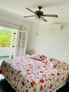 A Casa Flow na Represa في براغانكا باوليستا: غرفة نوم بسرير ومروحة سقف