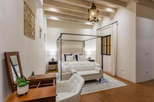 - une chambre avec un lit, un canapé et une table dans l'établissement Casa Cielo, 4-Story Luxury Home with Rooftop Hot Tub & AC, à San Miguel de Allende