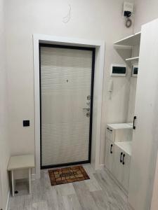 a bathroom with a shower and a large glass door at Уютная квартира рядом с вокзалом Нурлы-Жол in Promyshlennyy