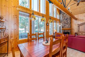 Posezení v ubytování Eagle Crest Chalet with HOT TUB and Cabin Vibes