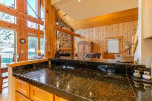 Fotografie z fotogalerie ubytování Eagle Crest Chalet with HOT TUB and Cabin Vibes v destinaci Redmond