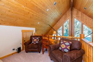 Posezení v ubytování Eagle Crest Chalet with HOT TUB and Cabin Vibes