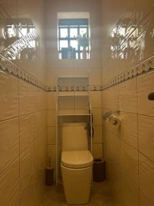 納庫魯的住宿－Vogue Homes，一间带卫生间和窗户的小浴室