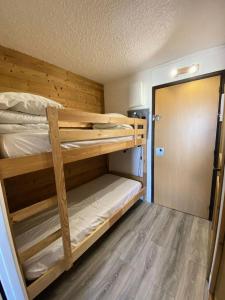 a bunk bed room with two bunk beds in it at Résidence Champame - Studio pour 4 Personnes 251 in Vénosc
