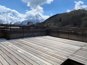 a balcony with a view of snow covered mountains at Résidence Champame - Studio pour 4 Personnes 251 in Vénosc