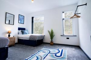 Llit o llits en una habitació de Primrose House - 3 Bedroom Home in Manchester