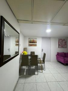 uma sala de jantar com mesa e cadeiras e um sofá roxo em CareforU Hostel Al mankhool Burjman metro em Ghantoot