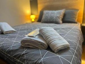 uma cama com uma toalha em cima em Lux Apartman Aleksandar em Zlatibor