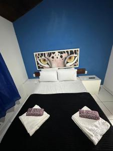 布希奧斯的住宿－Repouso das Flores，一间卧室配有一张床,上面有两条毛巾