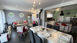 eine Küche und ein Wohnzimmer mit einem Tisch und Stühlen in der Unterkunft Résidence R-perros Guirec - Maisons & Villas 531 in Perros-Guirec