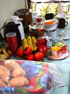 uma mesa com um monte de frutas e vegetais sobre ela em Oro Hospedaria em Ouro Preto