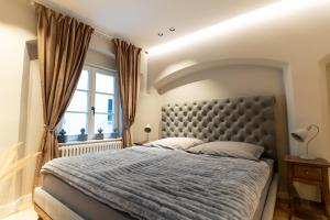a bedroom with a large bed and a window at Traumhafte und hochwertige Stadtwohnung im Zentrum Augsburgs in Augsburg