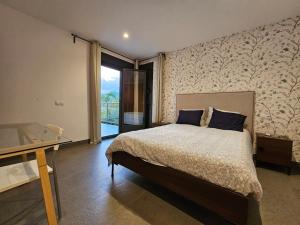 - une chambre avec un lit, un bureau et une fenêtre dans l'établissement Apartamento elegante con vistas al mar, à Oropesa del Mar