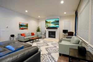 Χώρος καθιστικού στο Luxe 4BR Home with Hot Tub & Sauna