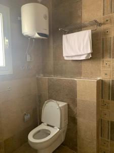 baño con aseo y toalla blanca en villa 3 apartment's, en Seis de Octubre 29 fotos más
