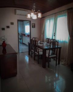 comedor con mesa y sillas y cocina en Residencial Celedone en Boa Vista